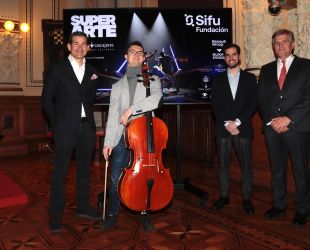 El músico burgalés becado por SIFU Asier Mediavilla, acompañado por el concejal de Personas Mayores, Familia y Servicios Sociales, Rodrigo Nieto; el presidente de la Fundación SIFU, Cristian Rovira, y el presidente de Cascajares, Alfonso Jiménez.