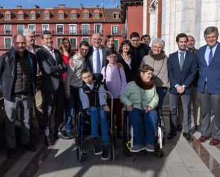 Fotografía en el Ayuntamiento con becados y equipo de Fundación