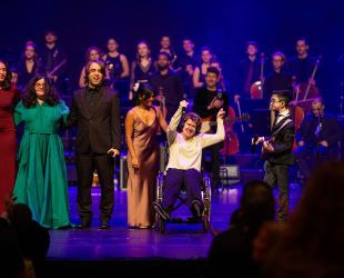 artistas sobre escenario en Gala SuperArte Barcelona 2024