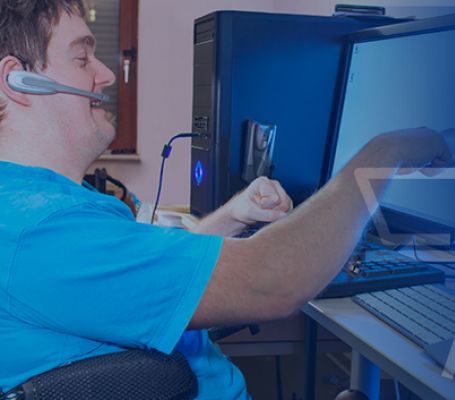 Una persona con discapacidad delante de un ordenador durante una formación